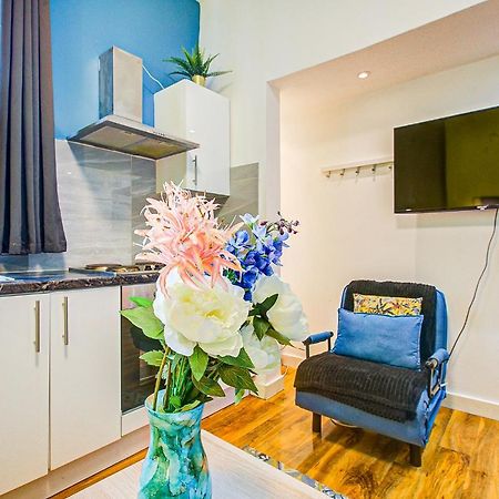 Studio With A Large Toilet And A Separate Room Budget Price Central Лондон Екстер'єр фото
