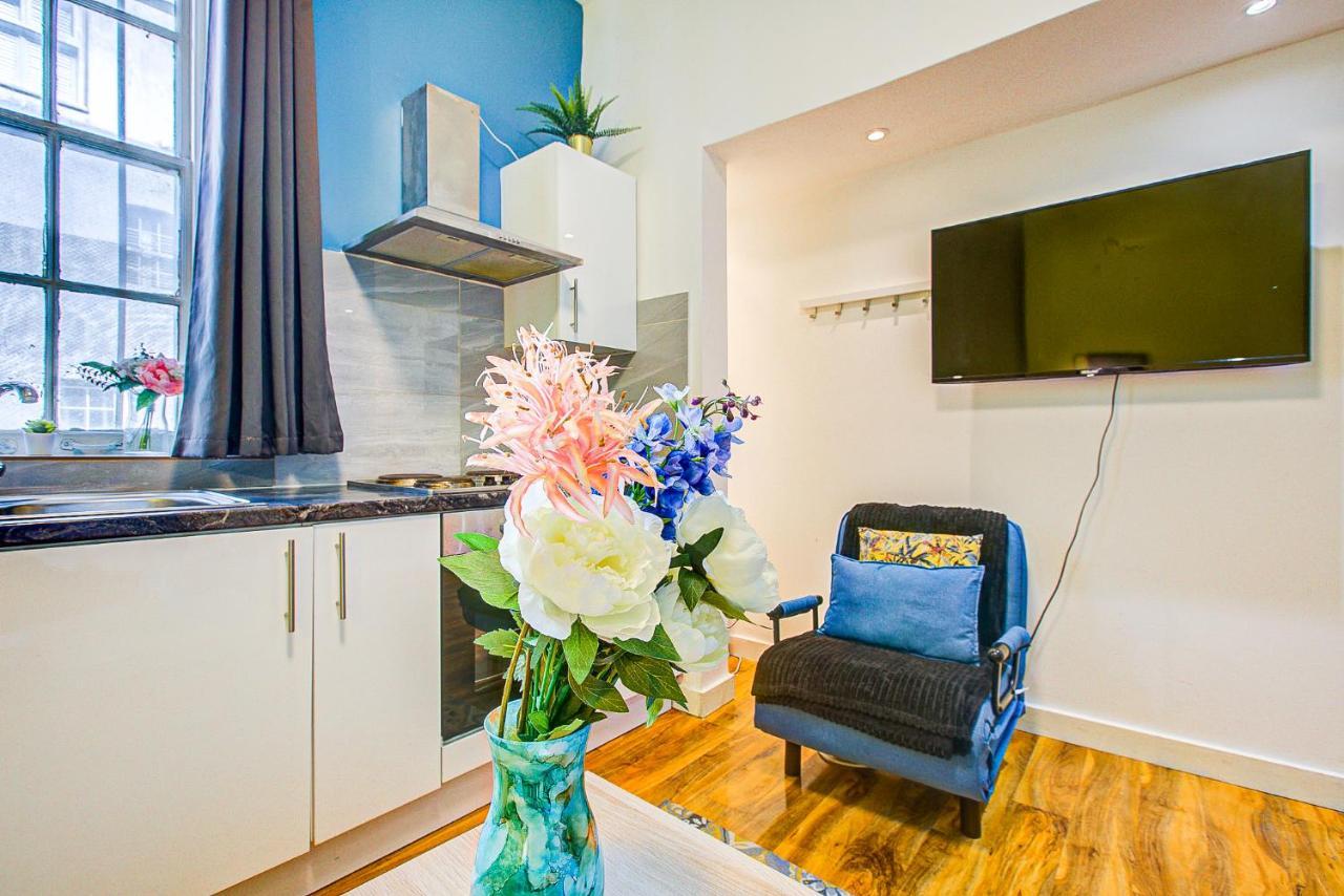 Studio With A Large Toilet And A Separate Room Budget Price Central Лондон Екстер'єр фото