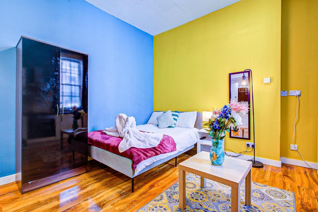 Studio With A Large Toilet And A Separate Room Budget Price Central Лондон Екстер'єр фото